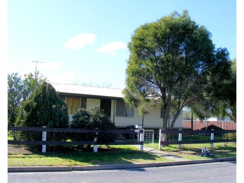 9 Ribands Way, Cowra NSW 2794