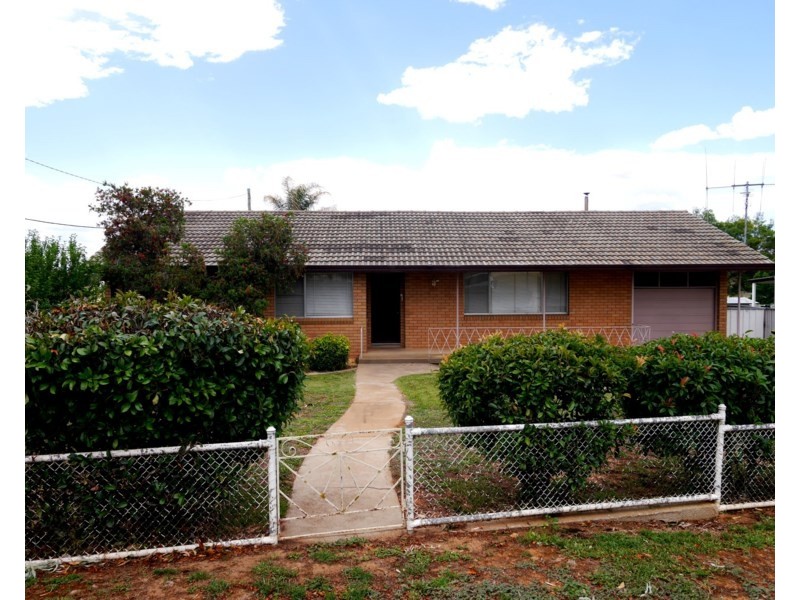 55 Grenfell Road, Cowra NSW 2794