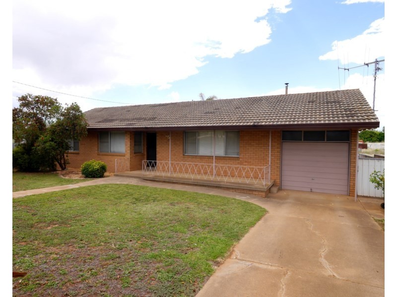 55 Grenfell Road, Cowra NSW 2794