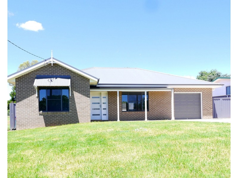 16 Walker Street, Cowra NSW 2794