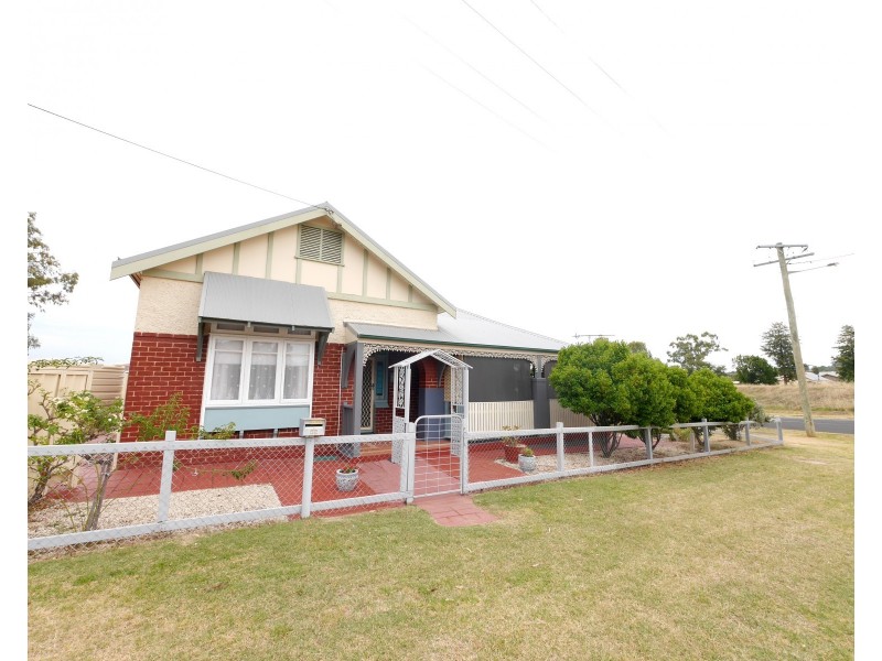 52 Brisbane Avenue, Cowra NSW 2794