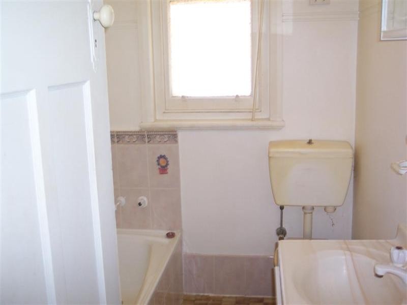 27 Bartlett Avenue, Cowra NSW 2794