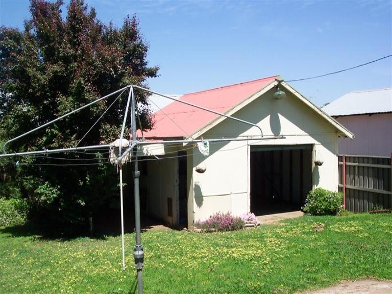 27 Bartlett Avenue, Cowra NSW 2794