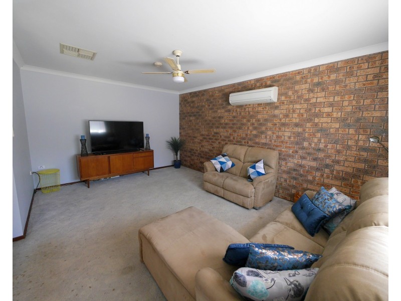 17 Nambucca Circuit, Cowra NSW 2794