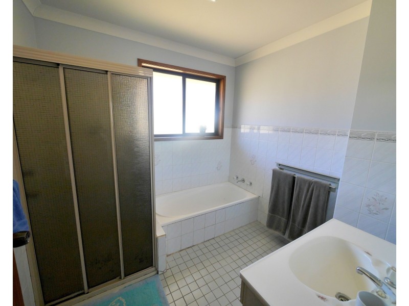 17 Nambucca Circuit, Cowra NSW 2794