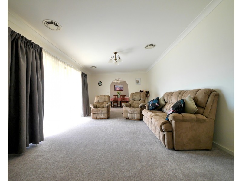 18 Yaldara Crescent, Cowra NSW 2794