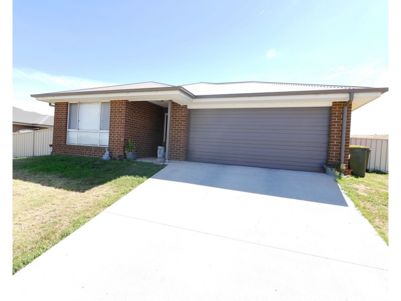 2 Burgundy Street, Cowra NSW 2794