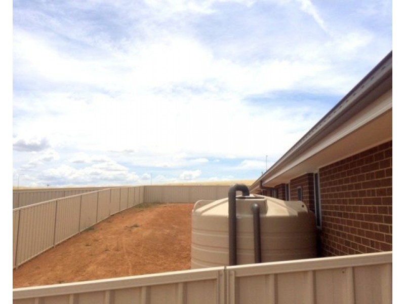 2 Burgundy Street, Cowra NSW 2794