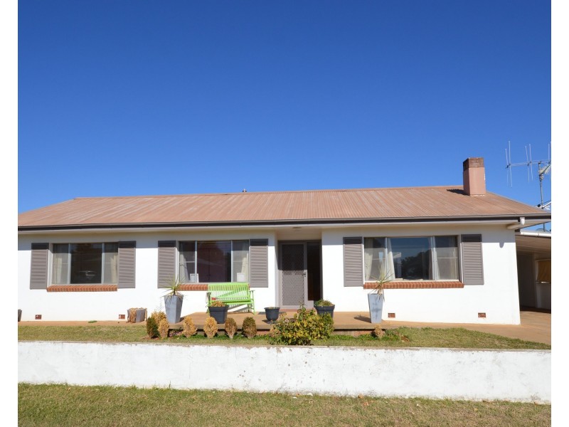 27 Courallie Street, Cowra NSW 2794