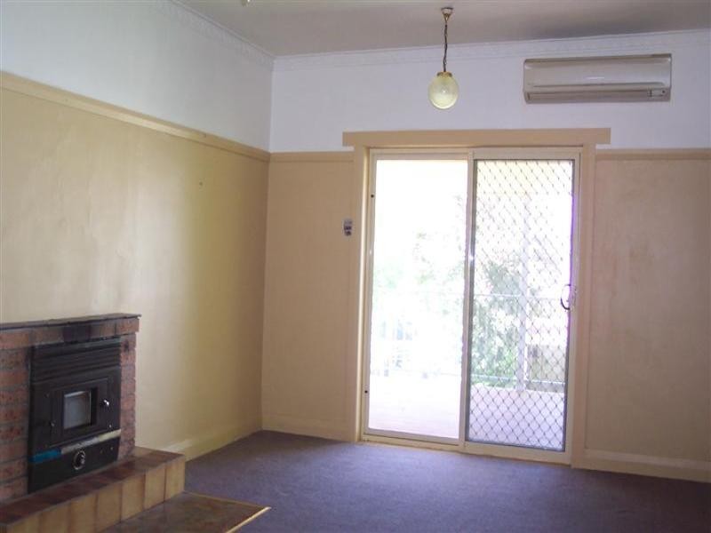 27 Bartlett Avenue, Cowra NSW 2794