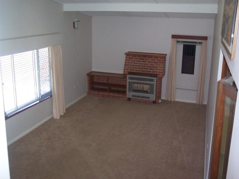 4 Brisbane Avenue, Cowra NSW 2794