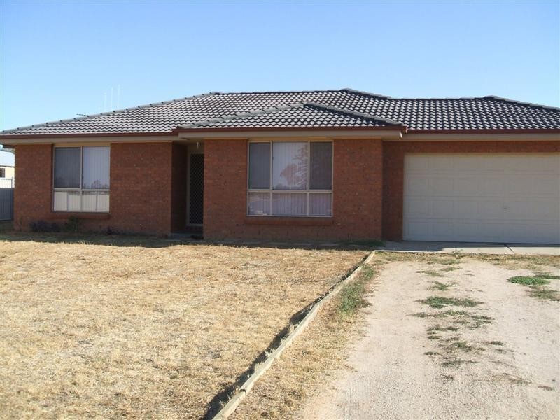 4 Radnor Street, Cowra NSW 2794