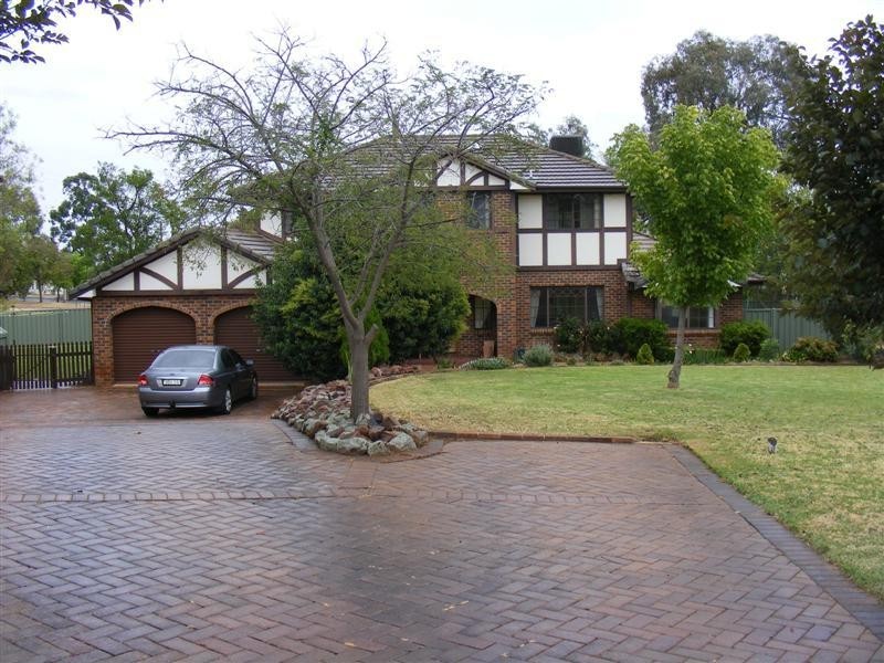 9 Appian Way, Cowra NSW 2794