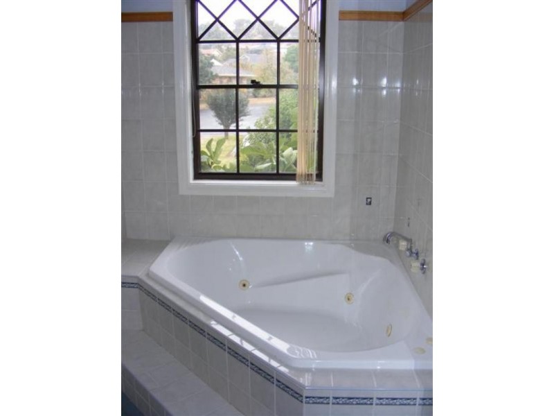 9 Appian Way, Cowra NSW 2794