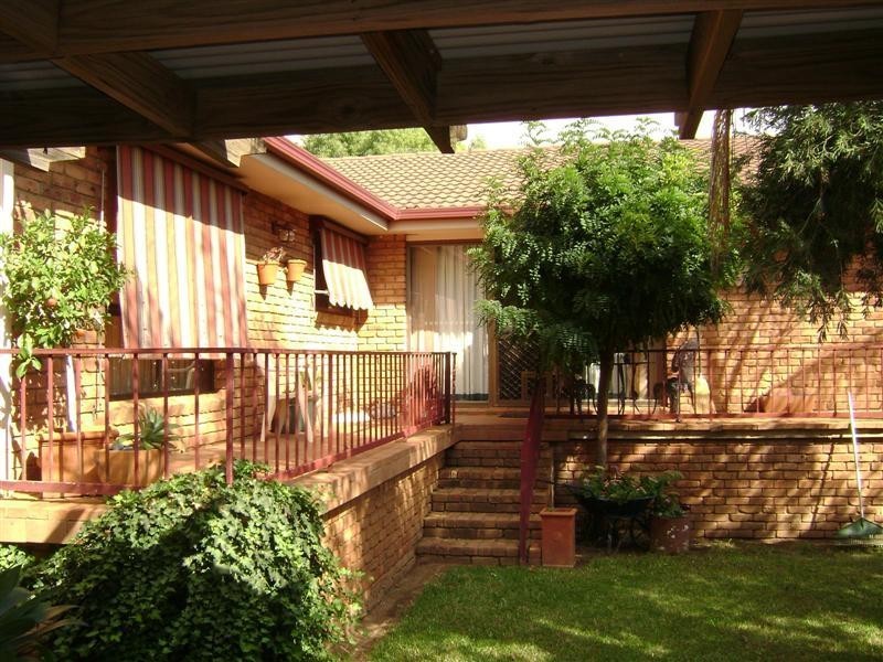 10 Nambucca Circuit, Cowra NSW 2794