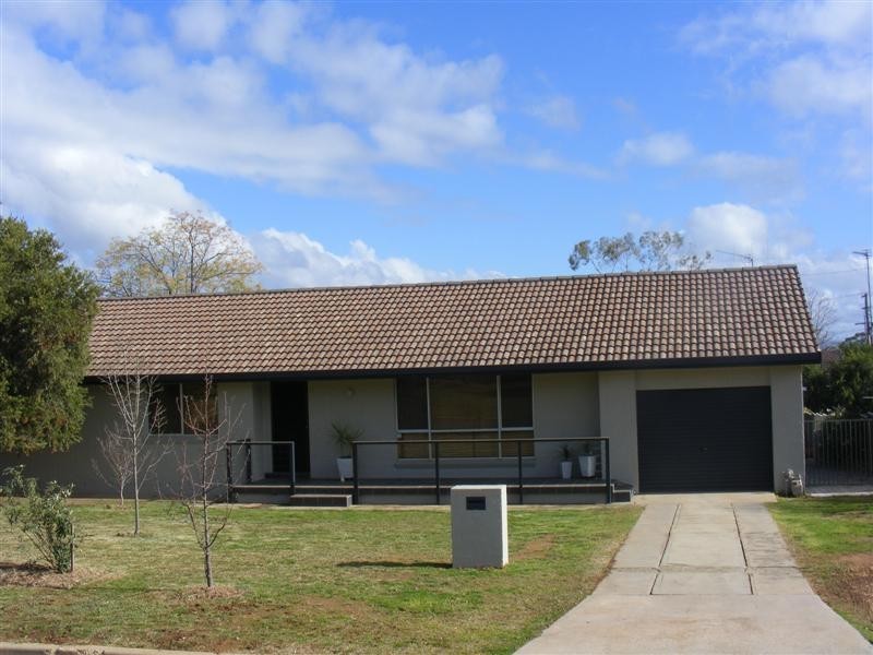 28 Newcombe Street, Cowra NSW 2794