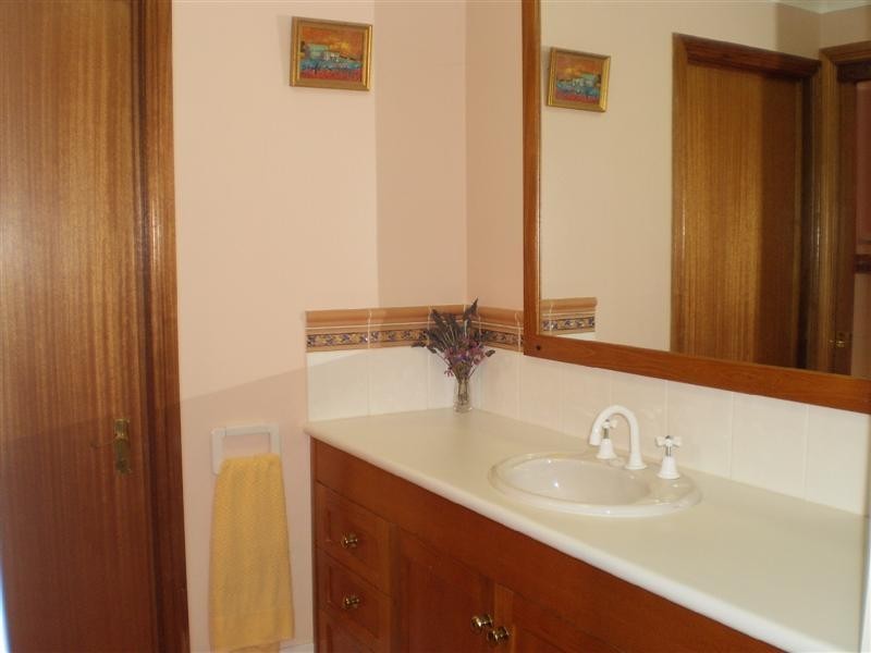 10 Grevillea Close, Cowra NSW 2794