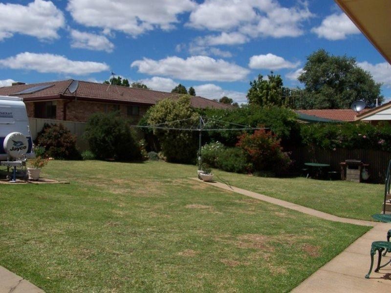 17 Yaldara Crescent, Cowra NSW 2794