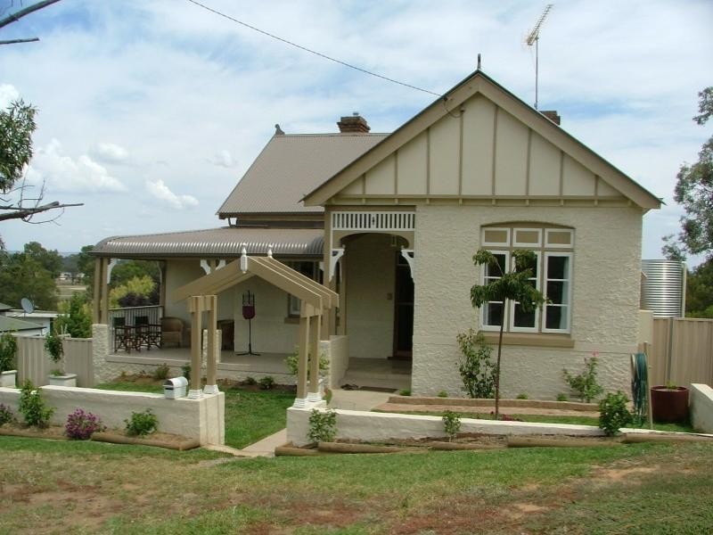 8 Smith Street, Cowra NSW 2794