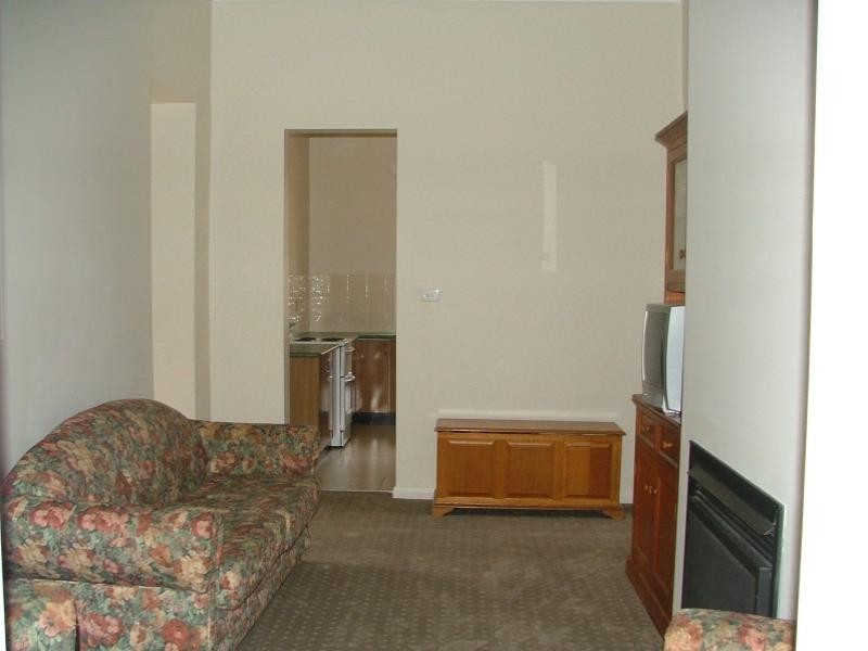 8 Smith Street, Cowra NSW 2794