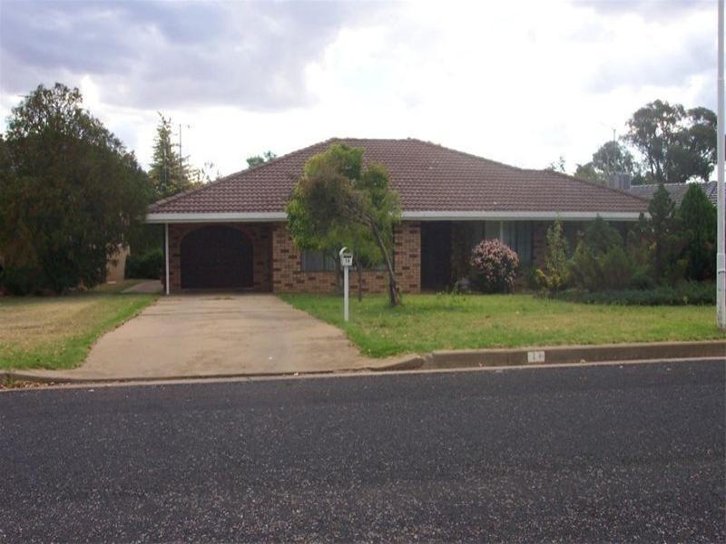 16 Elizabeth Avenue, Cowra NSW 2794