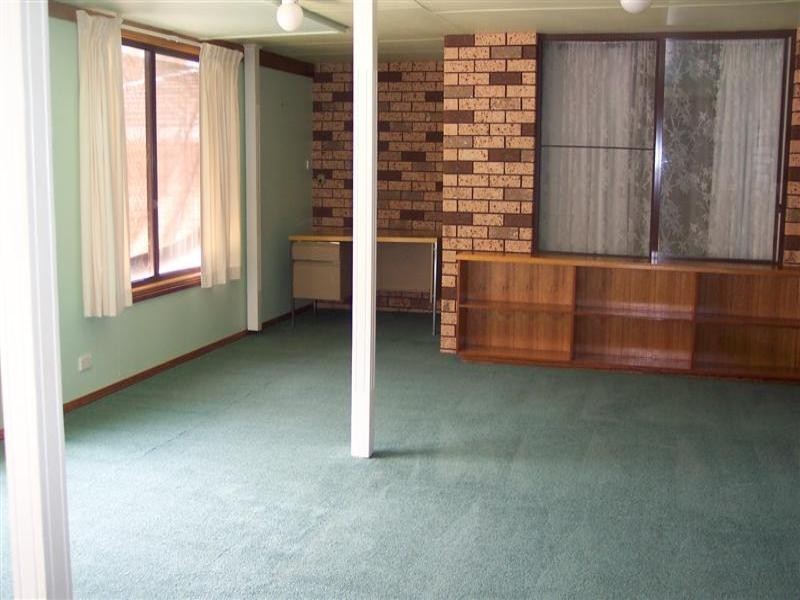 16 Elizabeth Avenue, Cowra NSW 2794