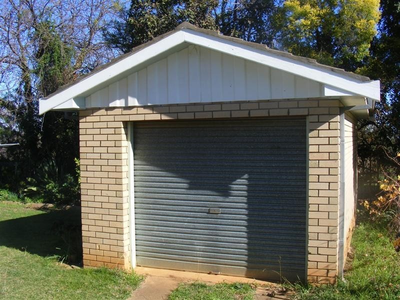 12 Elizabeth Avenue, Cowra NSW 2794