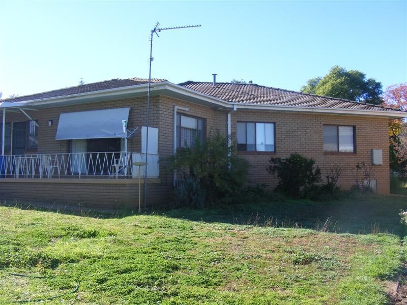 12 Elizabeth Avenue, Cowra NSW 2794