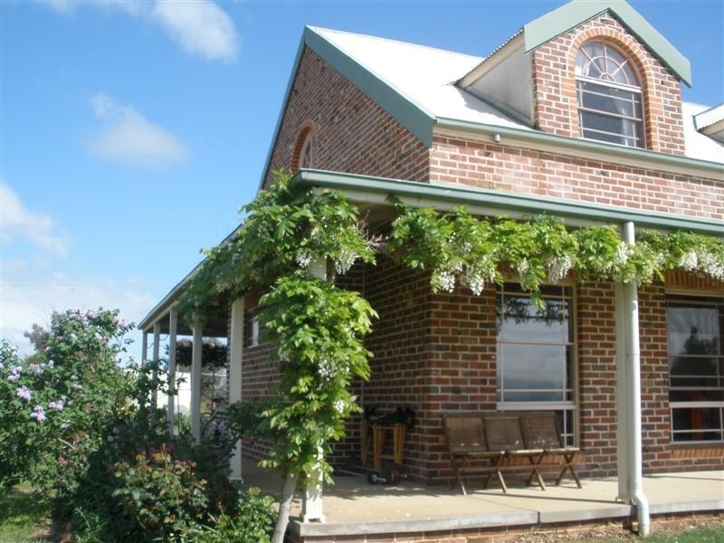42 Delaneys Road, Cowra NSW 2794