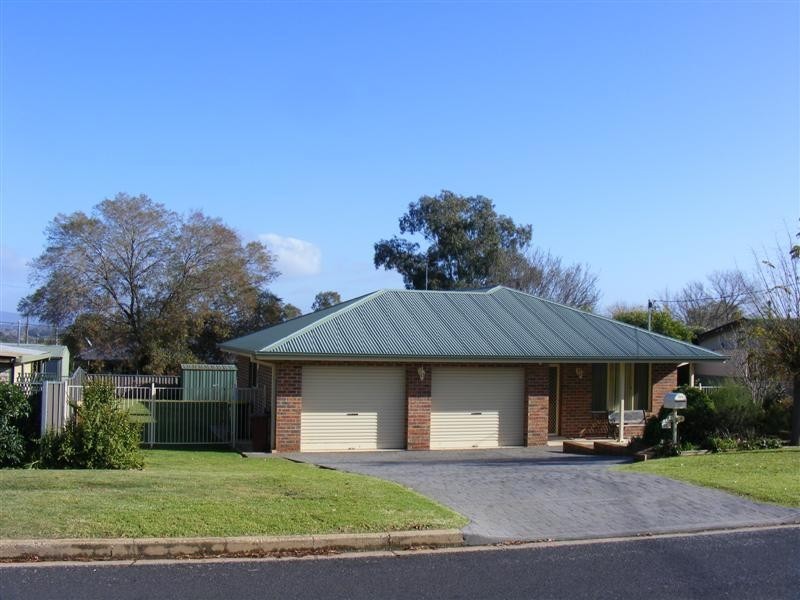 2a Newcombe Street, Cowra NSW 2794