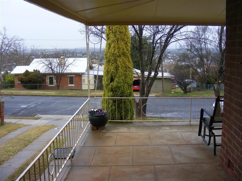 6 Carleton Street, Cowra NSW 2794
