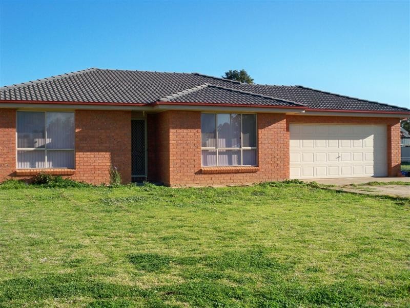 4 Radnor Street, Canowindra NSW 2804