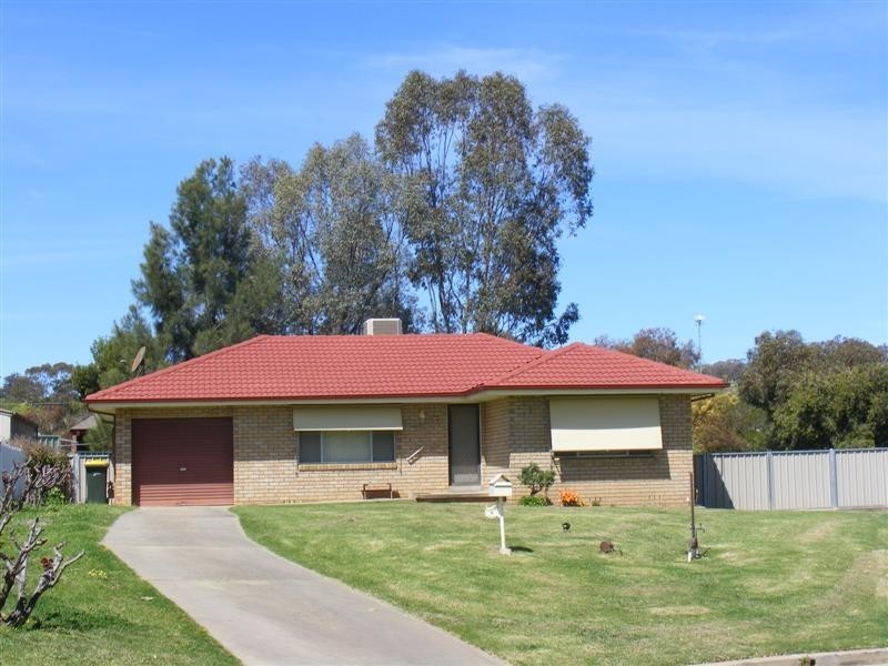 9 Coolabah Crescent, Cowra NSW 2794