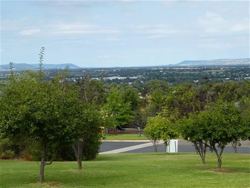 21 Banksia Close, Cowra NSW 2794