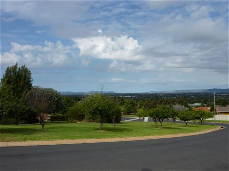 21 Banksia Close, Cowra NSW 2794