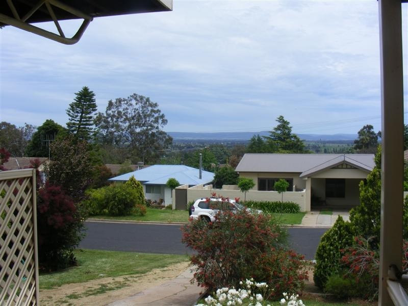 13 Henderson Street, Cowra NSW 2794