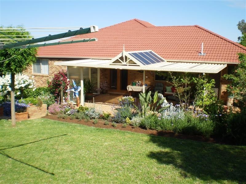 17 Karinya Street, Cowra NSW 2794