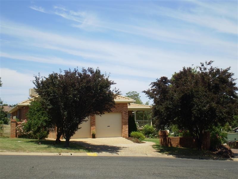 8 Appian Way, Cowra NSW 2794