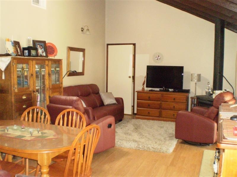 8 Appian Way, Cowra NSW 2794