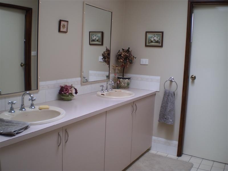 8 Appian Way, Cowra NSW 2794