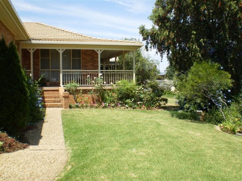 8 Appian Way, Cowra NSW 2794