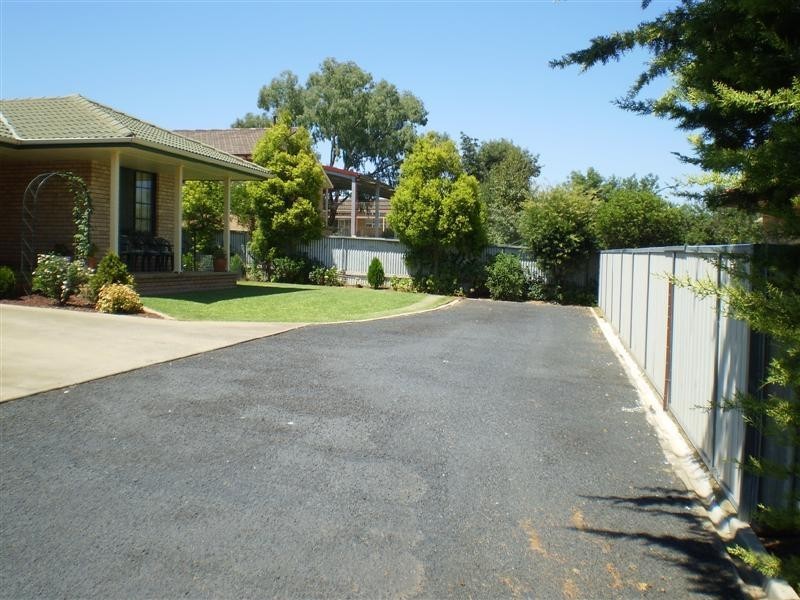 14B Echuca Place, Cowra NSW 2794