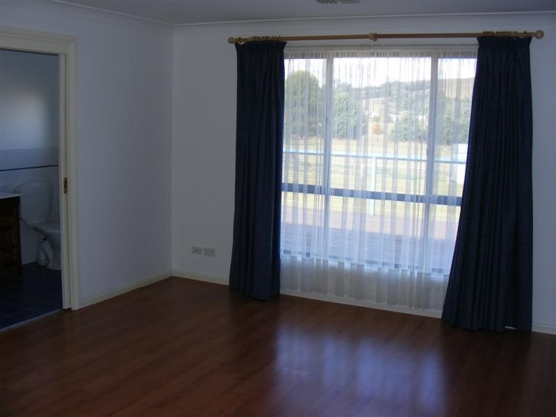 35 Vernon Drive, Cowra NSW 2794