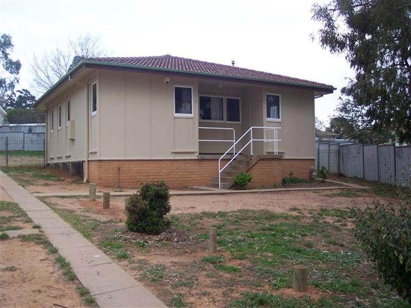 1 Weeroona Place, Cowra NSW 2794