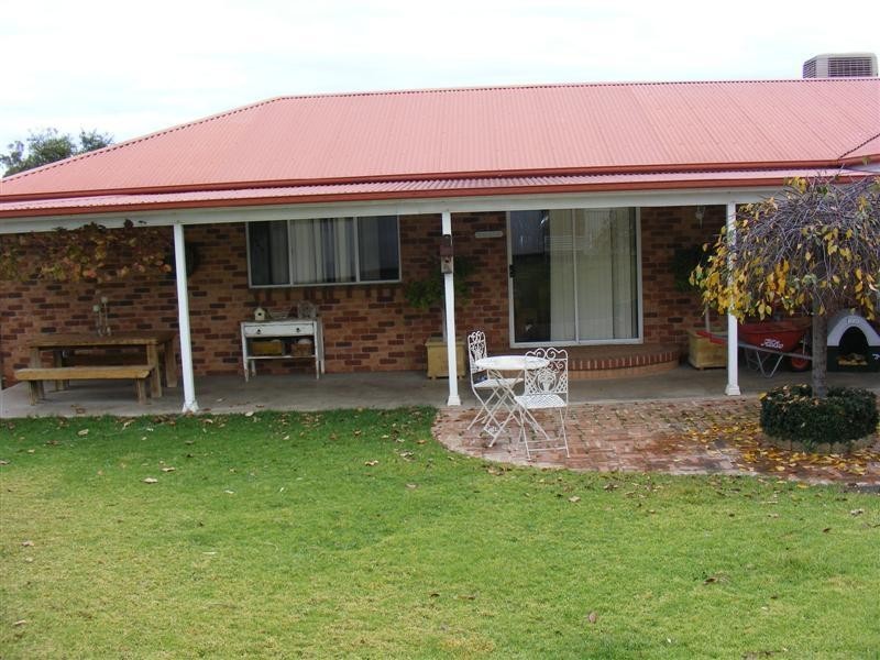 11 Nambucca Circuit, Cowra NSW 2794