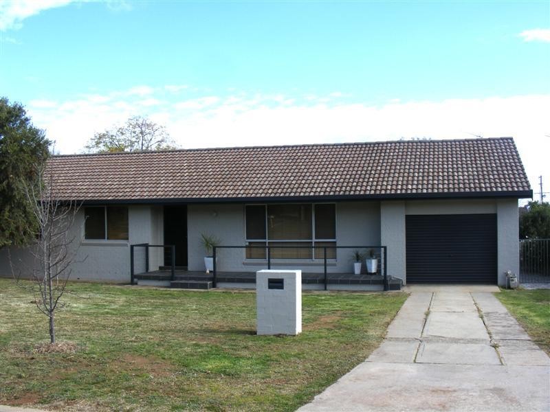 28 Newcombe Street, Cowra NSW 2794
