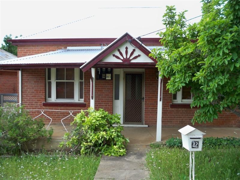 42 Liverpool Street, Cowra NSW 2794