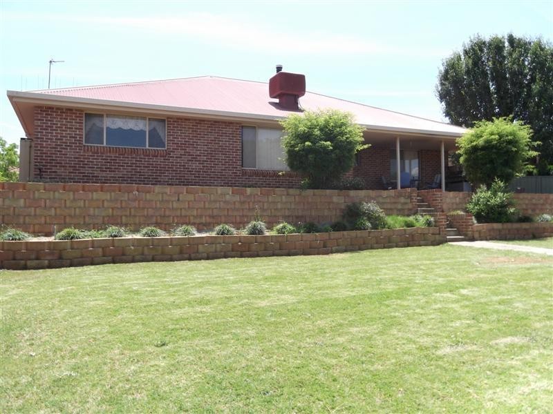 13 Grevillea Close, Cowra NSW 2794