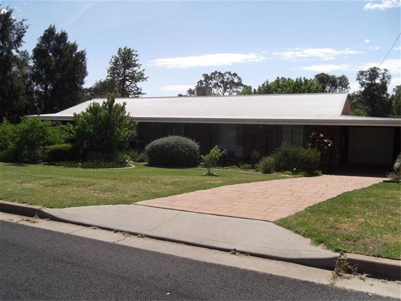 29 Dawson Drive, Cowra NSW 2794