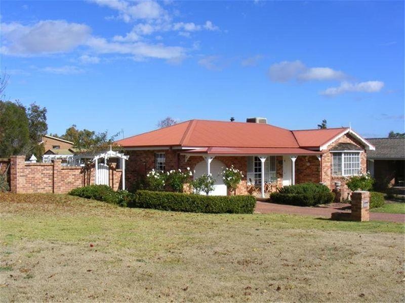 11 Nambucca Circuit, Cowra NSW 2794